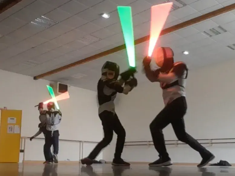Cours de sabre laser du 25 septembre 2021, lames bleues face au miroir.
