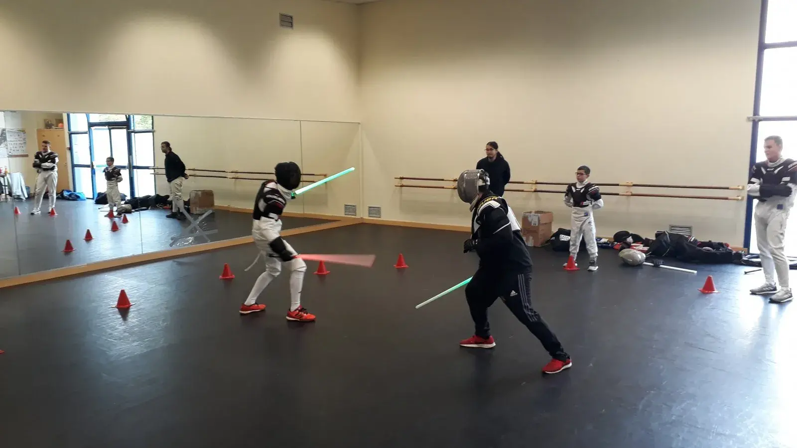 Échange rapproché de sabre laser entre deux tireurs.
