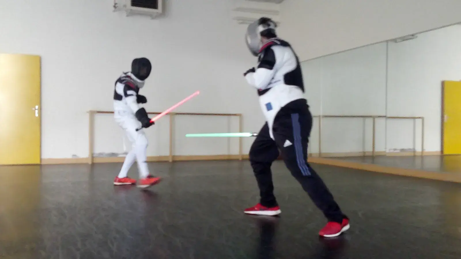 Séance de sabre laser, plusieurs lames colorées.