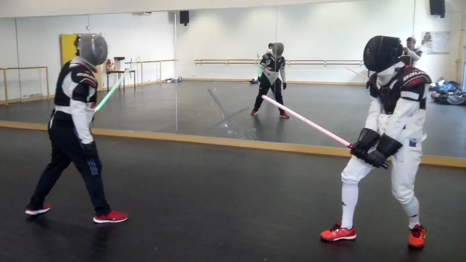 Assaut de sabre laser entre deux jeunes pratiquants.