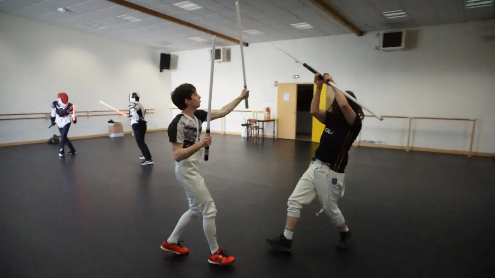 Entraînement de sabre laser en salle d'armes.