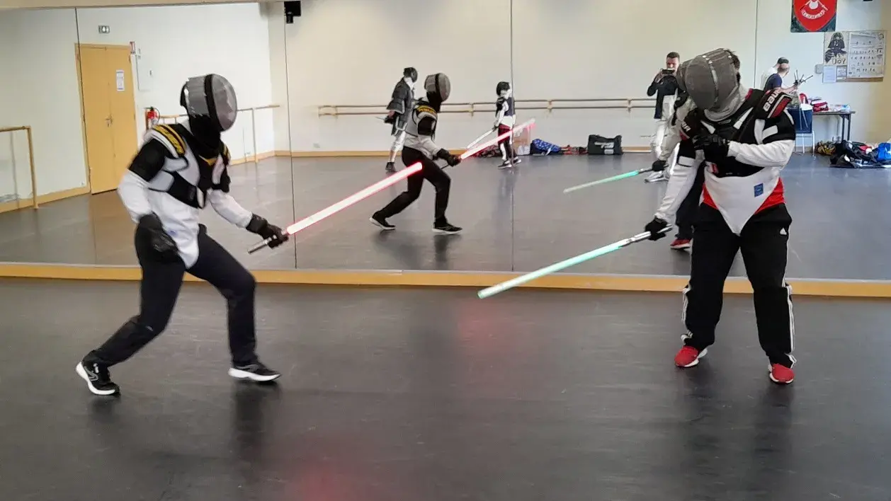 Séance de rentrée de sabre laser au club.